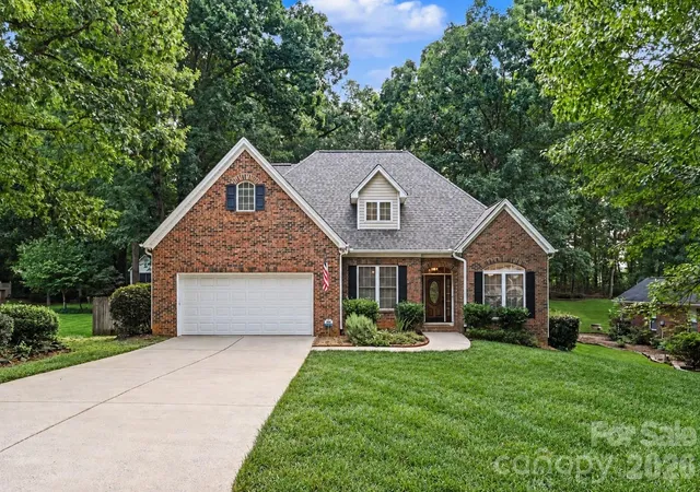 Photo 1 of Single family home for sale at 1928 Twin Ponds Dr, Hickory, NC 28602 | MLS# 4411717 | Listing updated on 2026-10-13