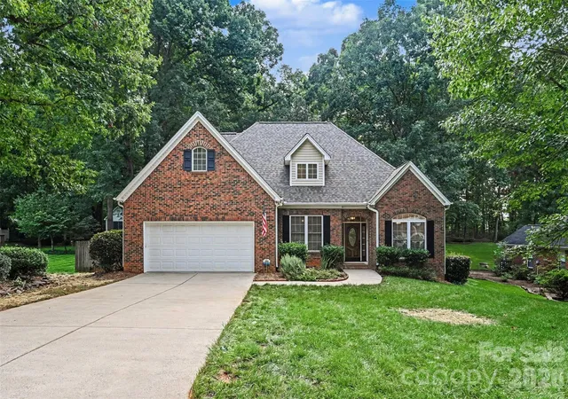 2nd image of 1928 Twin Ponds Dr, Hickory, NC 28602 | MLS# 4411717