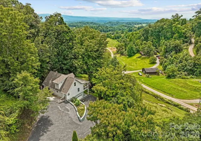 Photo 2 of Single family home for sale at 386 Madison Hts Dr, Marshall, NC 28753 | MLS# 4411731 | Listing updated on 2026-08-18