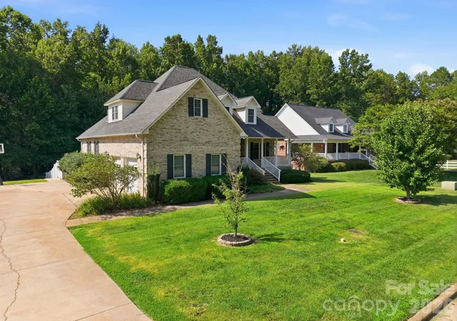 Photo 3 of Single family home for sale at 421 De Lara Cir, Salisbury, NC 28146 | MLS# 4411732 | Listing updated on 2026-09-12
