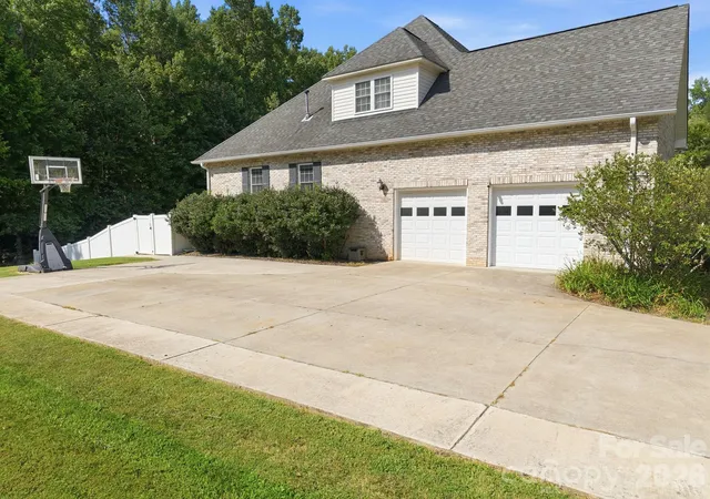 Photo 4 of Single family home for sale at 421 De Lara Cir, Salisbury, NC 28146 | MLS# 4411732 | Listing updated on 2026-09-12