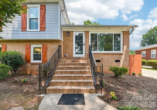 4th image of 318 Red Roan Pl, Charlotte, NC 28215 | MLS# 4411802