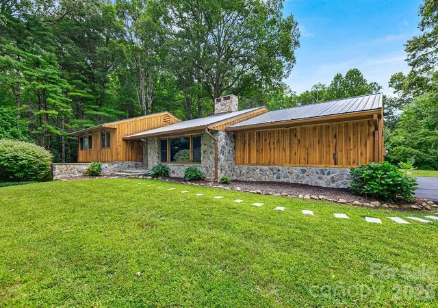 Photo 3 of Single family home for sale at 100 Ashton Ln, Brevard, NC 28712 | MLS# 4411812 | Listing updated on 2026-09-03