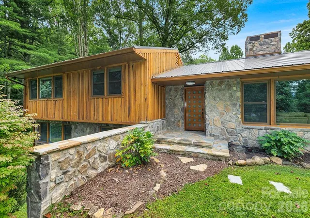 Photo 4 of Single family home for sale at 100 Ashton Ln, Brevard, NC 28712 | MLS# 4411812 | Listing updated on 2026-09-03