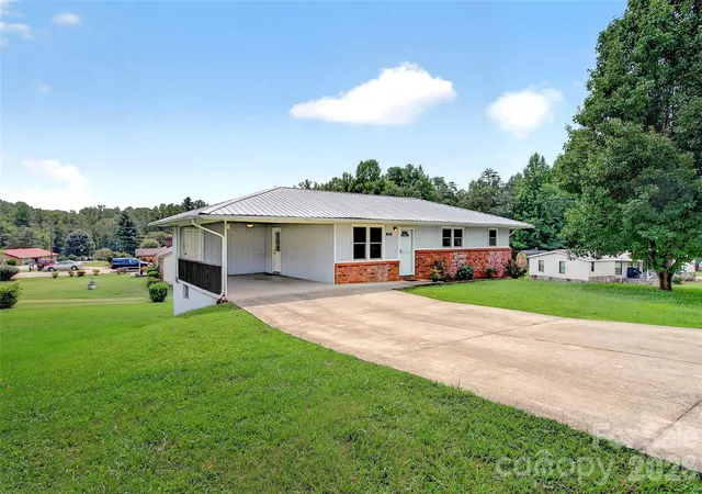 Photo 3 of Single family home for sale at 224 Cherokee Way, Marion, NC 28752 | MLS# 4411859 | Listing updated on 2026-08-17