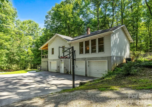 Photo 3 of Single family home for sale at 70 Promised Ridge Dr, Hendersonville, NC 28791 | MLS# 4411866 | Listing updated on 2026-09-22