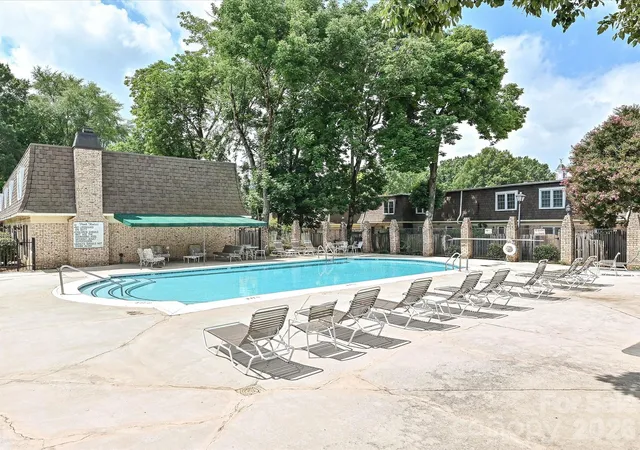 Listing Photo 2 - Condo for sale in building located at 3520 Colony Rd, Charlotte, NC 28211 - Unit #G