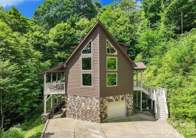 Photo 2 of Single family home for sale at 100 Moonshineholler Dr, Maggie Valley, NC 28751 | MLS# 4412066 | Listing updated on 2026-08-12