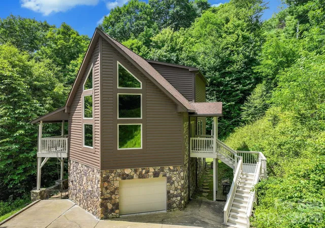 Photo 3 of Single family home for sale at 100 Moonshineholler Dr, Maggie Valley, NC 28751 | MLS# 4412066 | Listing updated on 2026-08-12