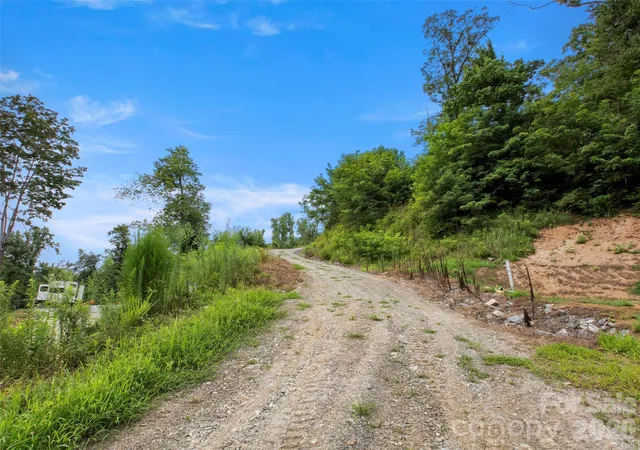 Photo 3 of Single family home for sale at 213 Three Rivers Dr, Hendersonville, NC 28792 | MLS# 4412069 | Listing updated on 2026-08-18