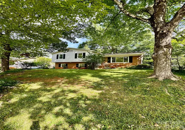 Photo 3 of Sale Pending at 7200 Woodstock Dr, Charlotte, NC 28210 | MLS# 4412072 | Listing updated on 2026-08-31