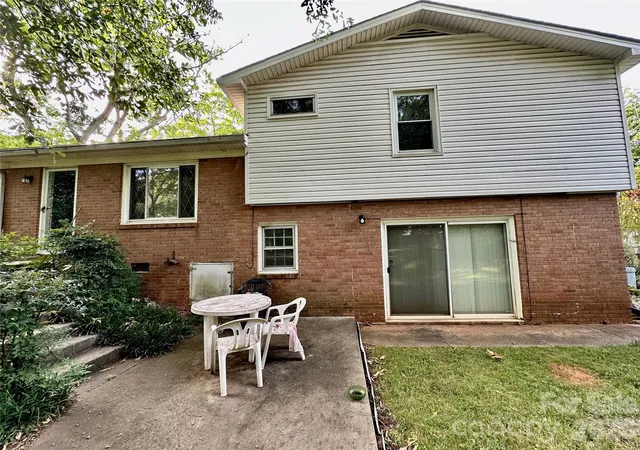 Photo 3 of Sale Pending at 7200 Woodstock Dr, Charlotte, NC 28210 | MLS# 4412072 | Listing updated on 2026-08-31