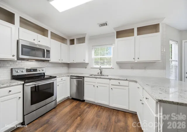 Photo 3 of Single family home for sale at 19126 Kanawha Dr, Cornelius, NC 28031 | MLS# 4412114 | Listing updated on 2026-08-11