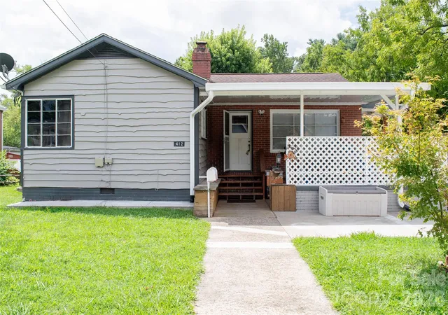 1st image of 412 1st Ave W, Hendersonville, NC 28739 | MLS# 4412140