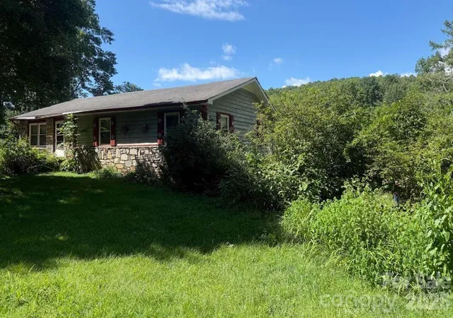 Photo 4 of Single family home for sale at 107 Flat Crk Dr, Lake Toxaway, NC 28747 | MLS# 4412174 | Listing updated on 2026-08-20