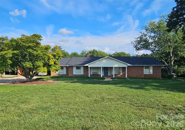 Photo 2 of Single family home for sale at 524 Country Club Cir, Shelby, NC 28150 | MLS# 4412216 | Listing updated on 2026-09-21