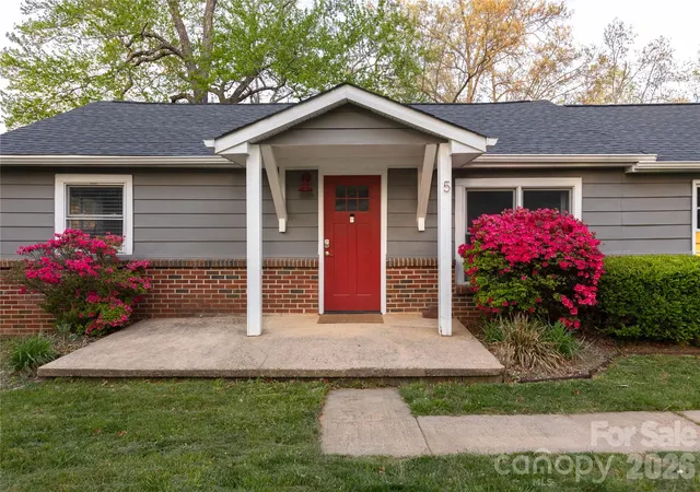Photo 1 of Single family home for sale at 5 Shadowlawn Dr, Asheville, NC 28806 | MLS# 4412228 | Listing updated on 2026-08-24