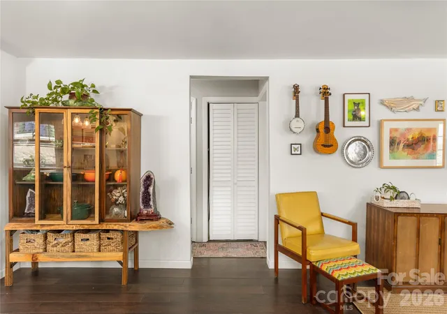 Photo 3 of Single family home for sale at 5 Shadowlawn Dr, Asheville, NC 28806 | MLS# 4412228 | Listing updated on 2026-08-24
