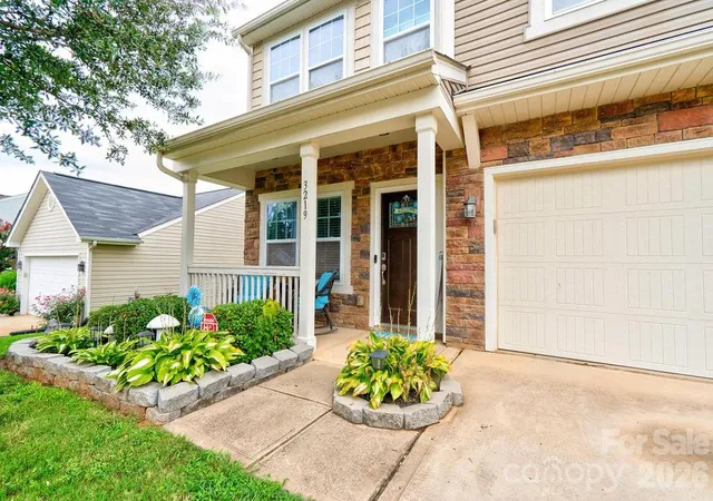 Photo 3 of Single family home for sale at 3219 Pikes Peak Dr, Gastonia, NC 28052 | MLS# 4412245 | Listing updated on 2026-09-30