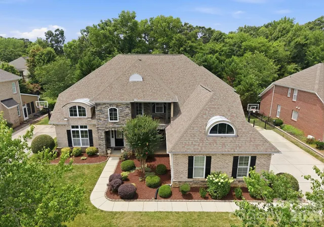 Photo 1 of Single family home for sale at 6812 S Creek Rd, Charlotte, NC 28277 | MLS# 4412283 | Listing updated on 2026-10-14