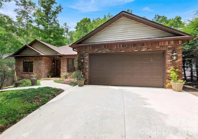 Photo 2 of Single family home for sale at 542 Soquili Dr, Brevard, NC 28712 | MLS# 4412344 | Listing updated on 2026-08-21