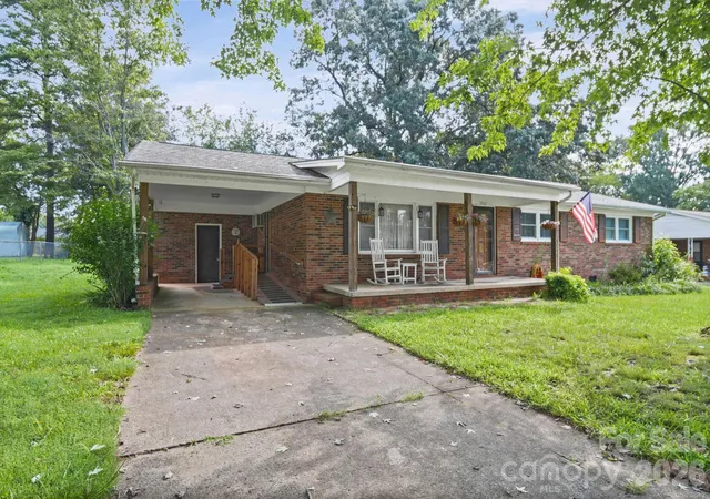 2nd image of 3502 Merry Oaks Ln, Dallas, NC 28034 | MLS# 4412355
