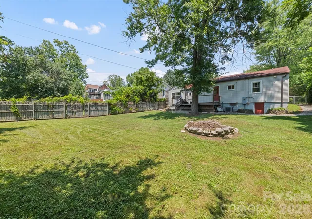 3rd image of 1909 Arlington Pl, Hendersonville, NC 28791 | MLS# 4412388
