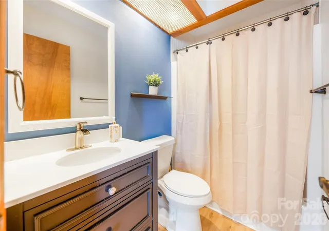 2nd image of 521 Courtwood Ln, Hendersonville, NC 28739