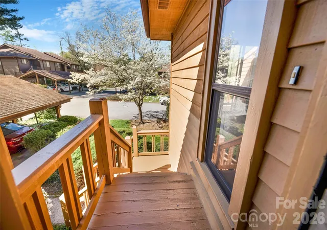 3rd image of 521 Courtwood Ln, Hendersonville, NC 28739