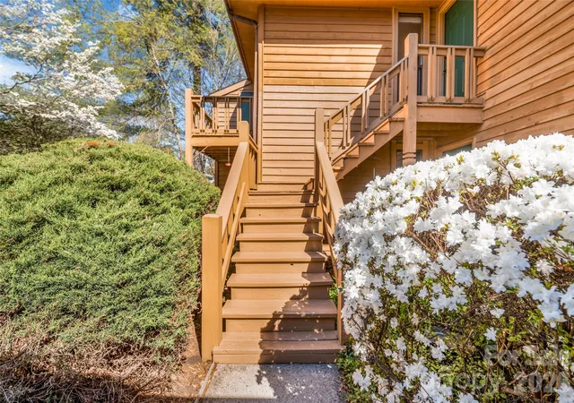 4th image of 521 Courtwood Ln, Hendersonville, NC 28739