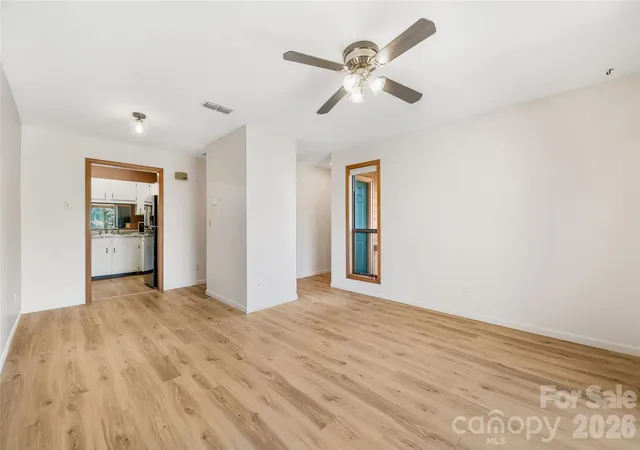 5th image of 521 Courtwood Ln, Hendersonville, NC 28739