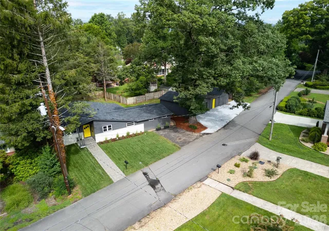 Photo 3 of Single family home for sale at 228 Grove St, Brevard, NC 28712 | MLS# 4412448 | Listing updated on 2026-08-21