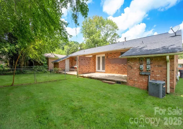 2nd image of 4926 Malibu Dr, Charlotte, NC 28215