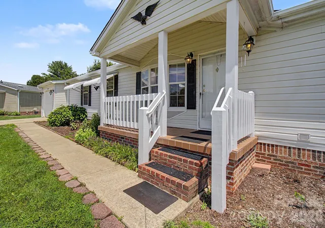 Photo 3 of Single family home for sale at 204 Red Birch Ct, Hendersonville, NC 28739 | MLS# 4412477 | Listing updated on 2026-09-23