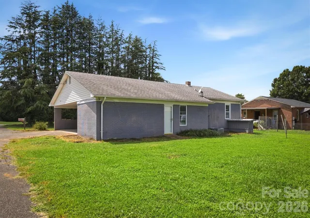 Photo 3 of Single family home for sale at 300 N Center St, Hildebran, NC 28637 | MLS# 4412512 | Listing updated on 2026-09-28