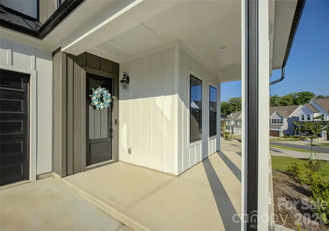 Photo 3 of Single family home for sale at 17910 Wilbanks Dr, Charlotte, NC 28278 | MLS# 4412553 | Listing updated on 2026-09-24