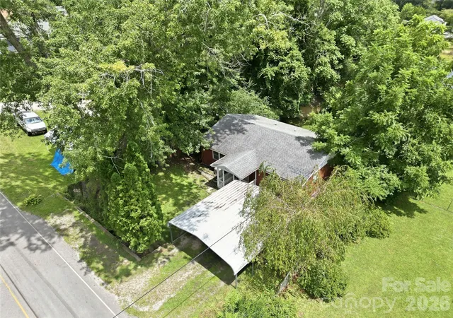 Photo 3 of Single family home for sale at 307 Beverly Ave, Hendersonville, NC 28792 | MLS# 4412567 | Listing updated on 2026-08-26