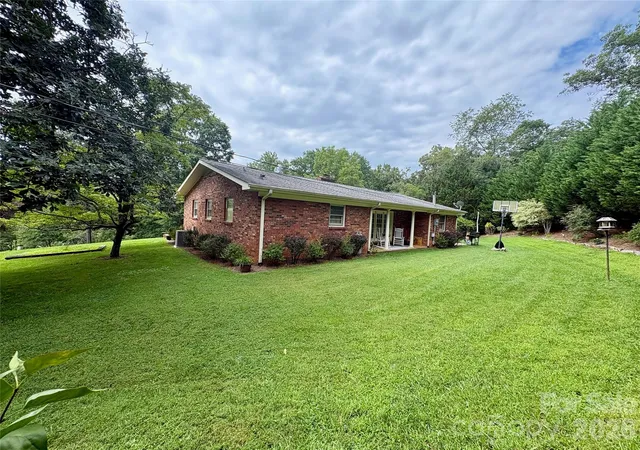 Photo 3 of Single family home for sale at 11 Thornberry Dr, Alexander, NC 28701 | MLS# 4412577 | Listing updated on 2026-08-20