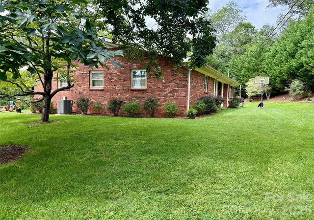 Photo 3 of Single family home for sale at 11 Thornberry Dr, Alexander, NC 28701 | MLS# 4412577 | Listing updated on 2026-08-20