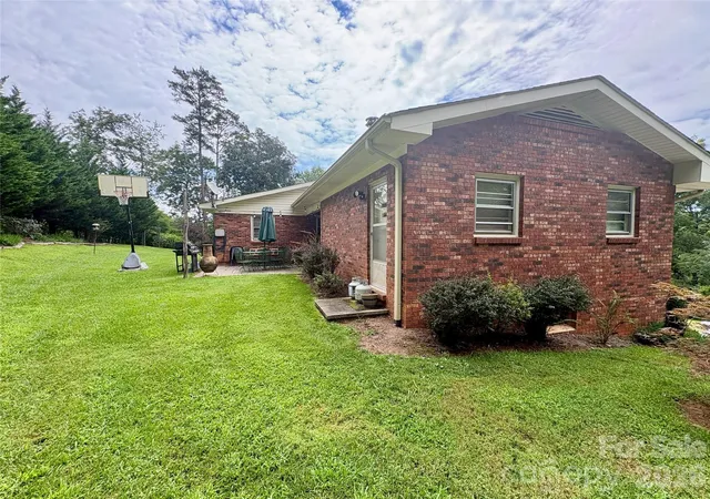 Photo 4 of Single family home for sale at 11 Thornberry Dr, Alexander, NC 28701 | MLS# 4412577 | Listing updated on 2026-08-20