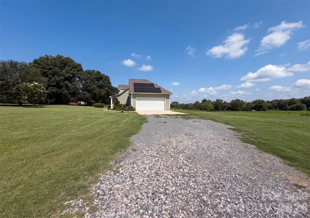 Photo 1 of Single family home for sale at 749 Williamsburg Est Rd, Clover, SC 29710 | MLS# 4412578 | Listing updated on 2026-09-04