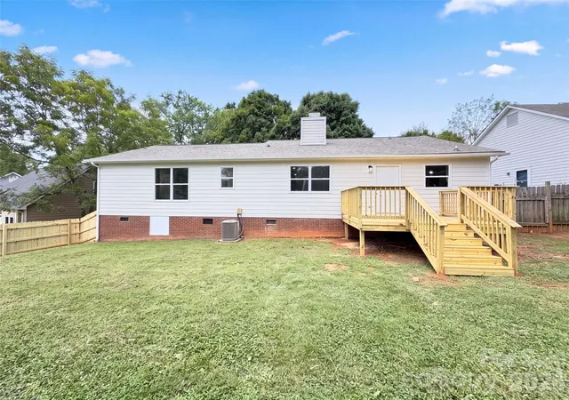 Photo 4 of Single family home for sale at 8822 Hunter Green Ln, Charlotte, NC 28227 | MLS# 4412591 | Listing updated on 2026-10-01