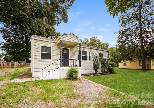 Photo 2 of Single family home for sale at 309 Eastside Dr, Statesville, NC 28625 | MLS# 4412596 | Listing updated on 2026-08-21