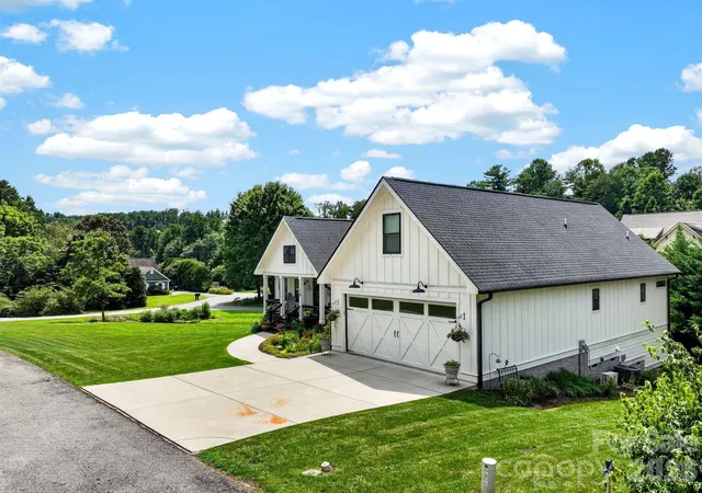 Photo 3 of Single family home for sale at 35 Meadow Hvn Ct, Mills River, NC 28759 | MLS# 4412654 | Listing updated on 2026-09-02