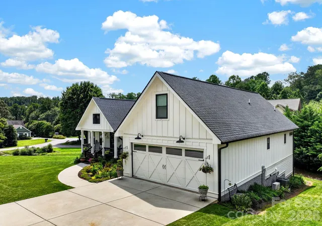 Photo 3 of Single family home for sale at 35 Meadow Hvn Ct, Mills River, NC 28759 | MLS# 4412654 | Listing updated on 2026-09-02
