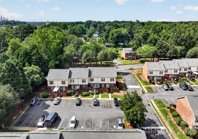 2nd image of 6835 Farmingdale Dr, Charlotte, NC 28212