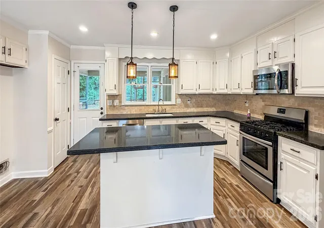 Photo 2 of Single family home for sale at 16539 Grapperhall Dr, Huntersville, NC 28078 | MLS# 4412768 | Listing updated on 2026-10-01