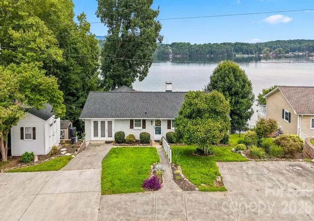 Photo 5 of Single family home for sale at 220 Lakeshore Ln, Taylorsville, NC 28681 | MLS# 4412796 | Listing updated on 2026-08-28