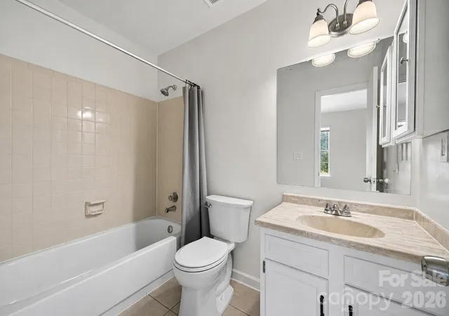 Listing Photo 2 - Condo for sale in building located at 6216 Windsor Gate Ln, Charlotte, NC 28215 - Unit #