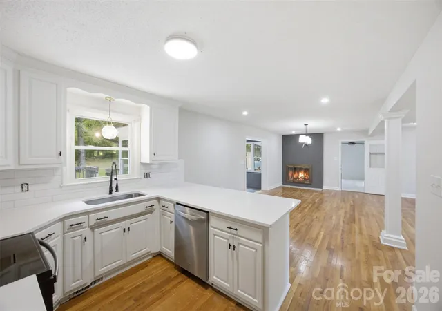 Photo 3 of Single family home for sale at 806 Danbrook Cir, Lincolnton, NC 28092 | MLS# 4412855 | Listing updated on 2026-10-16